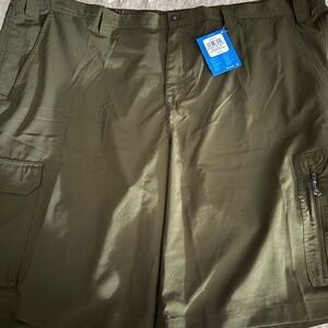 Columbia Men's Green Cargo Shorts